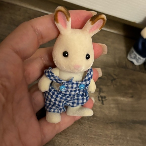 Sylvanian Families Calico Critters Hopscotch Chocolate Family - Picture 2 of 8